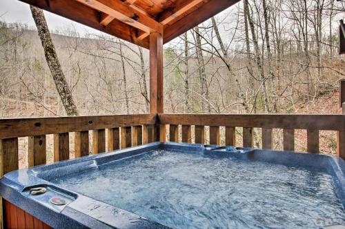 Gatlinburg Mountainside Escape with Outdoor Hot Tub!