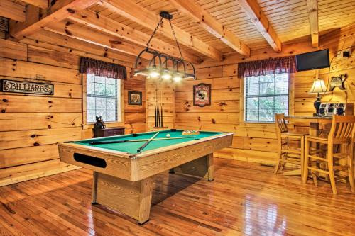 Gatlinburg Mountainside Escape with Outdoor Hot Tub! - image 8