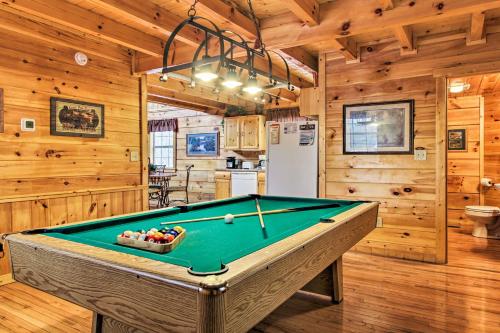Gatlinburg Mountainside Escape with Outdoor Hot Tub! - image 9