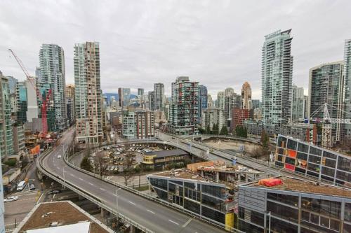 Luxury 1BR with Great View in Downtown Vancouver in Vancouver, Canada