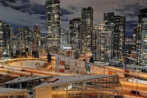 Luxury 1BR with Great View in Downtown Vancouver in Vancouver, Canada