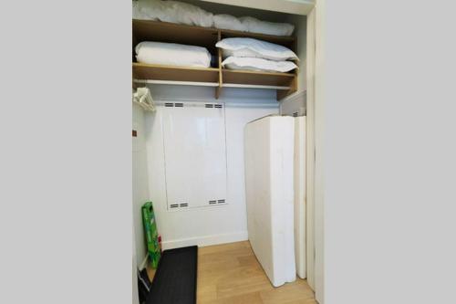 Luxury 1BR with Great View in Downtown Vancouver in Vancouver, Canada