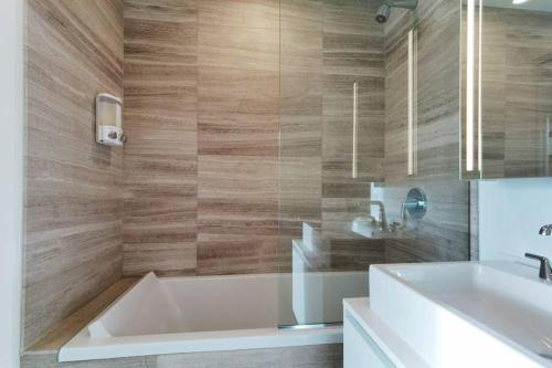 Luxury 1BR with Great View in Yaletown, DT Vancouver
