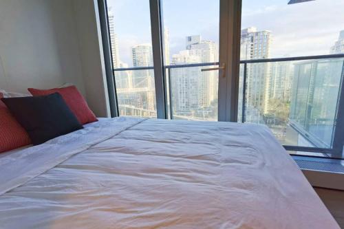 Luxury 1BR with Great View in Downtown Vancouver in Vancouver, Canada