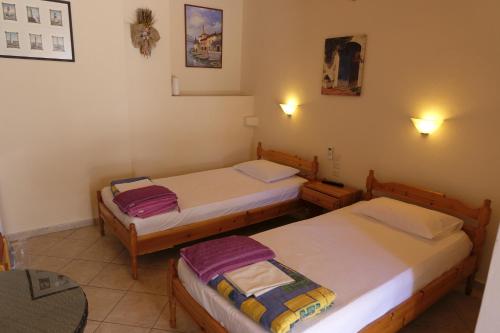 Standard Twin Room with Garden View image 8