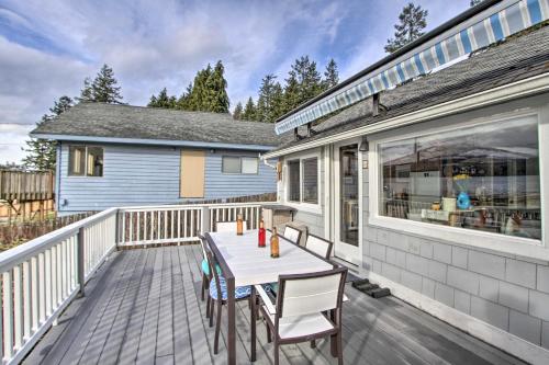 Idyllic Waterfront Cottage with Beach and Sunset Views! - image 4