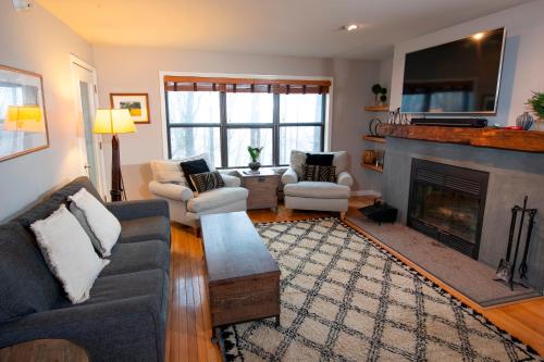 Modern & Updated Winterplace 3Br- Sleeps 12 condo, Ludlow