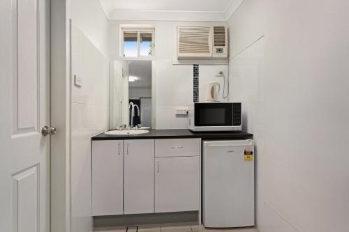 Bathroom, Alabaster Motor Inn in Taree