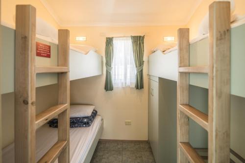 1 queen bed, 3 bunk beds