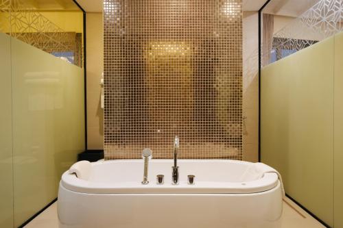 Badkamer, De Chai Colonial Hotel & Spa in Tha Phae