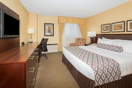 Crowne Plaza Denver International Airport an IHG Hotel - image 2