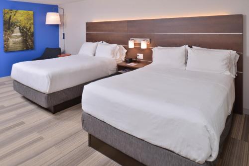 2 Queen Beds Standard