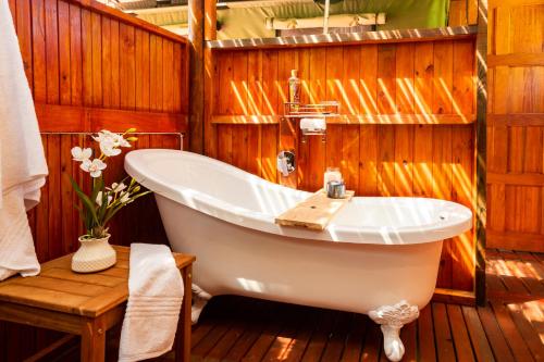 バスルーム, Kingfisher Lakeside Retreat in サウスブルーム