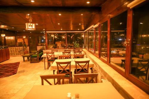 Bedrock Cave Hotel - image 2