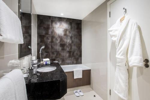 241290626 Holiday Inn London Kensington High St., an IHG Hotel