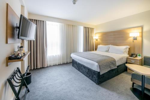 241290634 Holiday Inn London Kensington High St., an IHG Hotel
