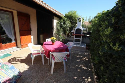 villa 4-5 couchages terrasse ombragées parking dans résidence sécurisée avec piscine commune 400m de la mer LRJP42 gîte à louer Portiragnes