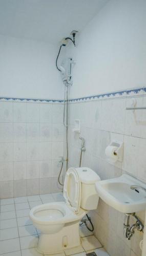 Bathroom, 2428 Suites in Urdaneta