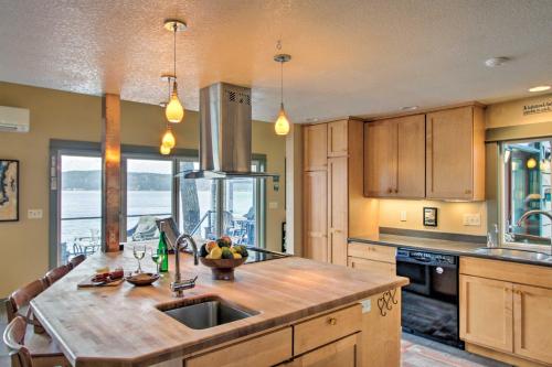 Waterfront Home on Hood Canal Hot Tub and Dock - image 2