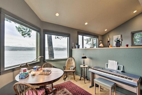 Waterfront Home on Hood Canal Hot Tub and Dock - image 4