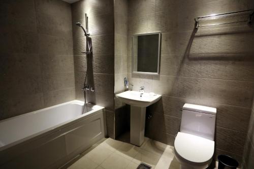 room detail thumbnail 2
