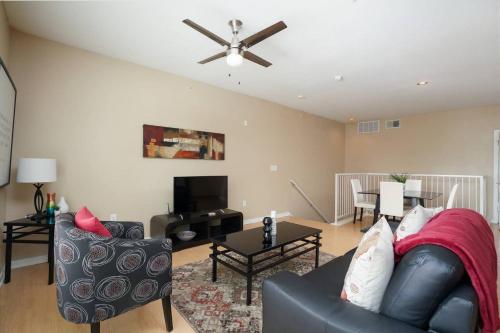 Contemporary and Open 2BR Apt near Downtown - image 2