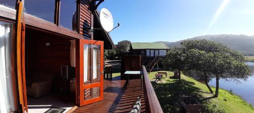 A szálláshely kívülről, Pirates Creek Self-Catering Chalets in Wilderness Vízpart