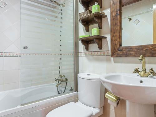 Bathroom, Delightful Apartment in Gudar with Fireplace in Gudar
