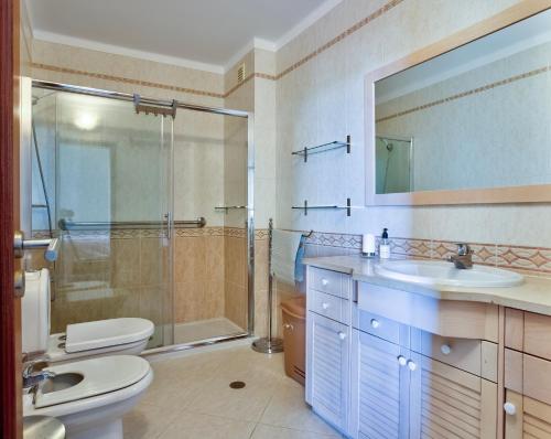 ห้องน้ำ, 2 Bedroom Apartment with Pool in Vila Marachique, Alvor in มาราชิเก