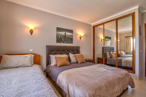 2 Bedroom Apartment with Pool in Vila Marachique, Alvor in มาราชิเก