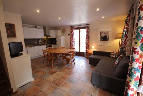 virtuve, Domaine de vacances a 600m de la plage villa d'angle, climatisee, grande terrasse 3 chambres 7 couch in Portiraņa