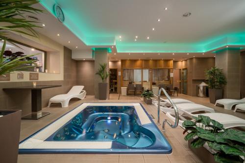 Hot tub, Bukkos Hotel & Spa in Szigetmonostor
