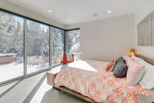 Ultra Modern Luxury Chalet On The River With Hot Tub & Amazing Views - FREE Activities & Equipment Rentals Daily - image 2