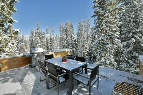 Ultra Modern Luxury Chalet On The River With Hot Tub & Amazing Views - FREE Activities & Equipment Rentals Daily - image 8