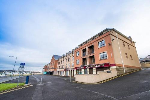 Centrally located 2 bedroom beach apartment - views of the waves.