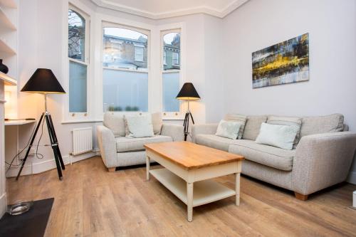 2 Bedroom Apartment Close To Clapham Junction Station, Parsons Green, London