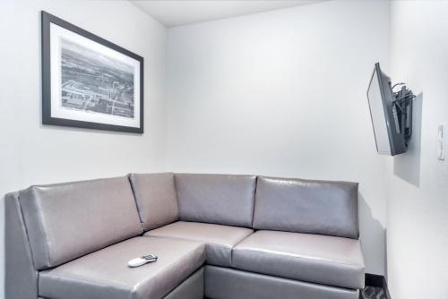 2 queen beds, 1 sofa bed