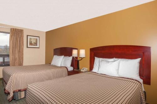 Days Inn by Wyndham Utica