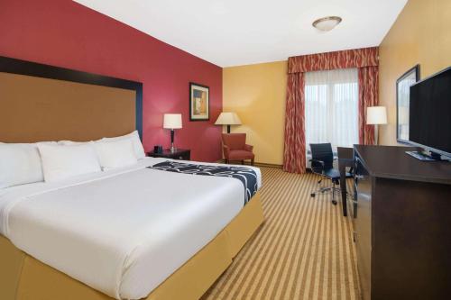 Executive King Room with Roll-In Shower - Mobility Accessible/Non-Smoking