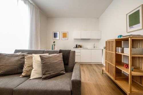 Emilia Suite Young - image 3