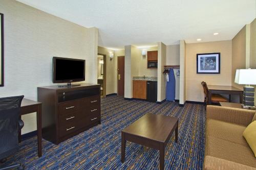 Holiday Inn Express and Suites Pittsburgh West Mifflin, an IHG Hotel