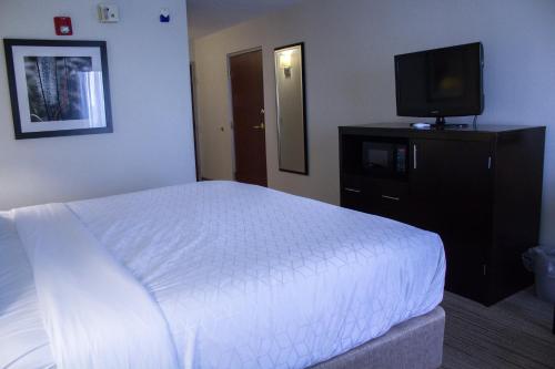 Holiday Inn Express and Suites Pittsburgh West Mifflin, an IHG Hotel