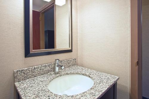 Holiday Inn Express and Suites Pittsburgh West Mifflin, an IHG Hotel