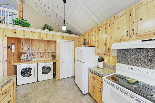 Tahoe Tyrol Chalet w/ Hot Tub Near Sand & Slopes home - image 2