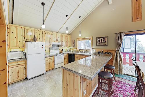 Tahoe Tyrol Chalet w/ Hot Tub Near Sand & Slopes home - image 7