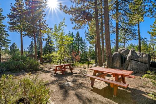 Tahoe Tyrol Chalet w/ Hot Tub Near Sand & Slopes home - image 9