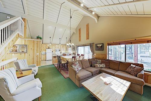 Tahoe Tyrol Chalet w/ Hot Tub Near Sand & Slopes home - image 10