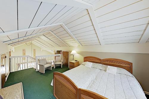 Tahoe Tyrol Chalet w/ Hot Tub Near Sand & Slopes home - image 12