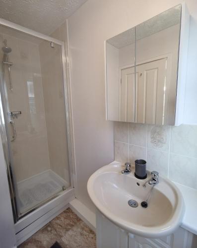 Baño, Emerald House - Spacious 3 bed house with ensuite parking gardens and netflix in Leamington Spa