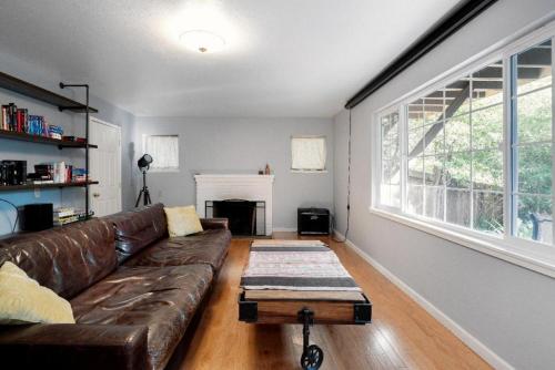 Large 1 Bedroom Apartment, Home Theater, Fireplace - Berkeley
